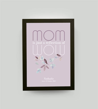 Personalisiertes Bild “MOM = WOW”, Bildfarbe: Pastell-Lila, Bildgröße: 13x18cm, Bilderrahmen: Bilderrahmen schwarz ohne Passepartout, Copyright: 321geschenke.de