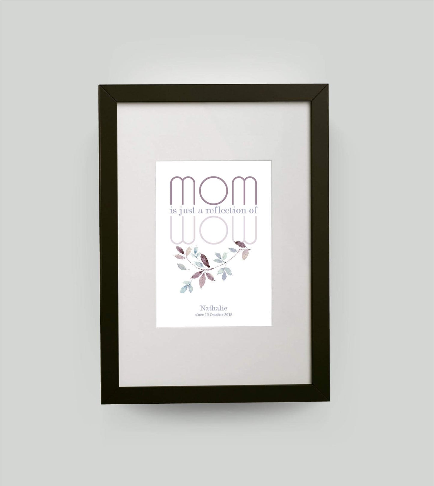 Personalisiertes Bild “MOM = WOW”, Bildfarbe: Weiß, Bildgröße: DIN A4, Bilderrahmen: Bilderrahmen schwarz mit Passepartout, Copyright: 321geschenke.de