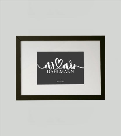Personalisiertes Bild „Mr & Mrs”, Bildfarbe: Anthrazit/Schwarz, Grau, Weiß, Bildgröße: 13x18cm, DIN A4, DIN A3, Bilderrahmen: Ohne Bilderrahmen, Bilderrahmen weiß ohne Passepartout, Bilderrahmen schwarz ohne Passepartout, Bilderrahmen weiß mit Passepartout, Bilderrahmen schwarz mit Passepartout, Copyright:321geschenke.de