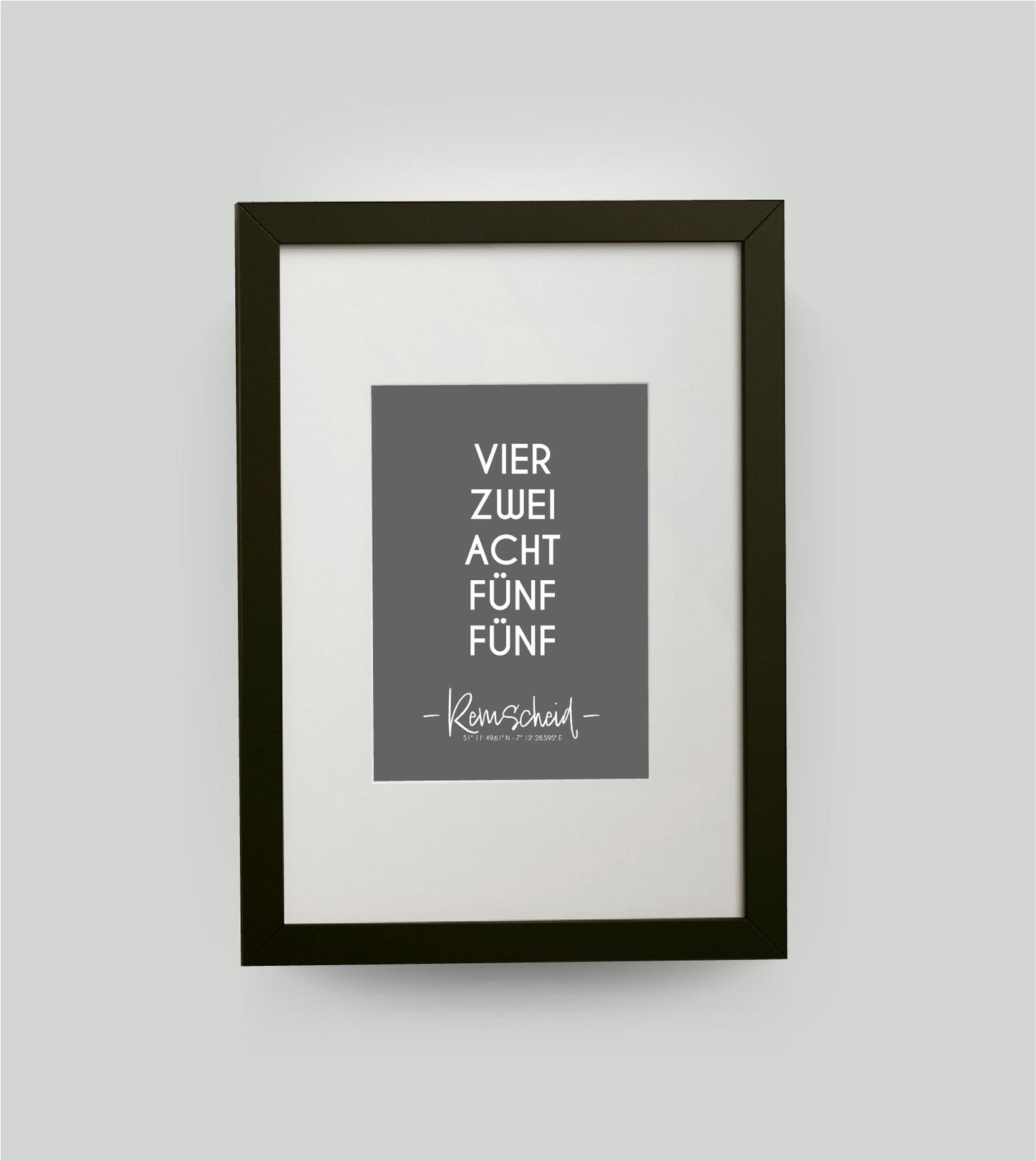 Personalisiertes Koordinatenposter "PLZ" Postleitzahl, Bildfarbe: Anthrazit/Schwarz, Bildgröße: DIN A4, Bilderrahmen: Bilderrahmen schwarz mit Passepartout, Copyright: 321geschenke.de