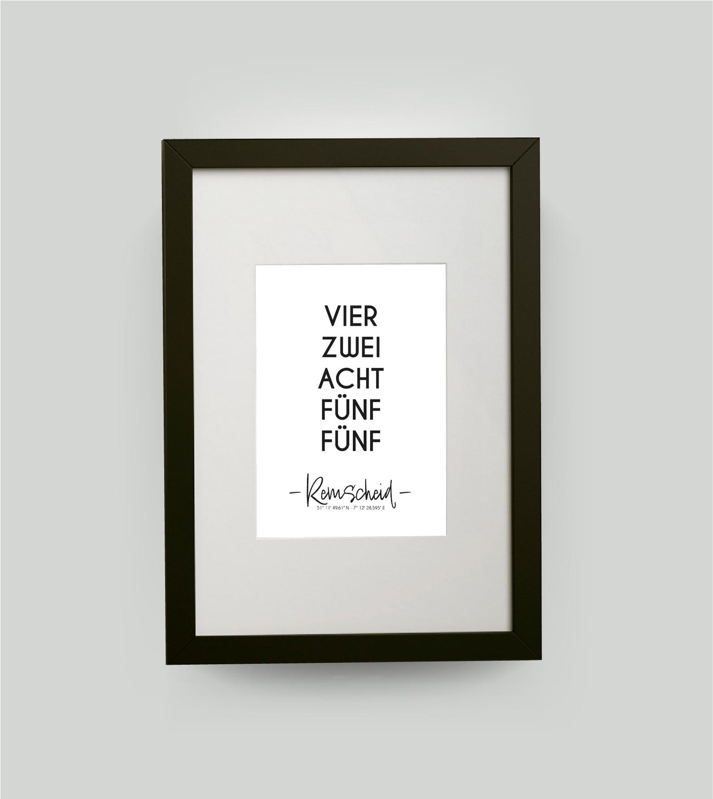 Personalisiertes Koordinatenposter "PLZ" Postleitzahl, Bildfarbe: Weiß, Bildgröße: DIN A4, Bilderrahmen: Bilderrahmen schwarz mit Passepartout, Copyright: 321geschenke.de