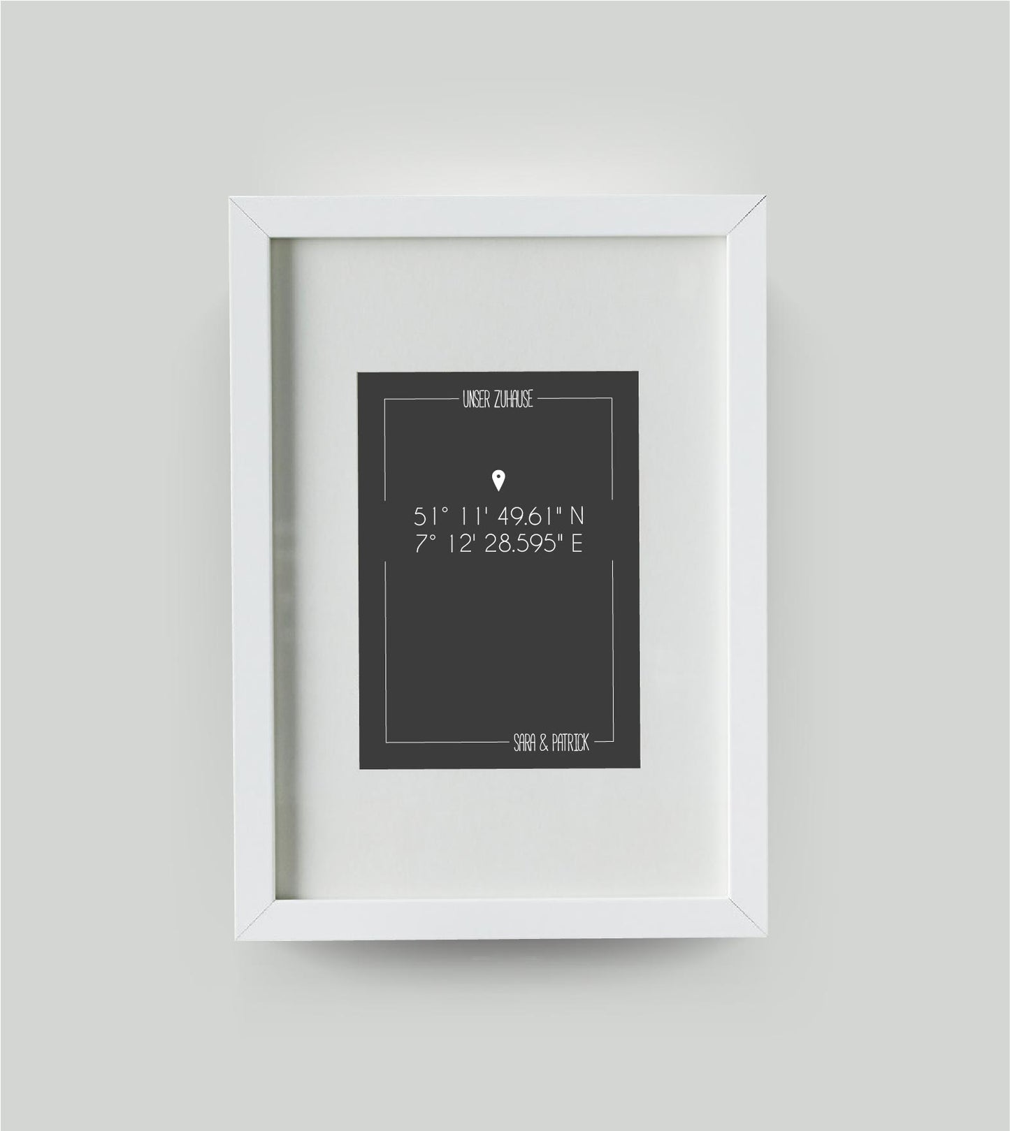 Personalisiertes Koordinaten Bild “UNSER ZUHAUSE”, Bildfarbe: Anthrazit/Schwarz, Bildgröße: DIN A4, Bilderrahmen: Bilderrahmen weiß mit Passepartout, Copyright: 321geschenke.de