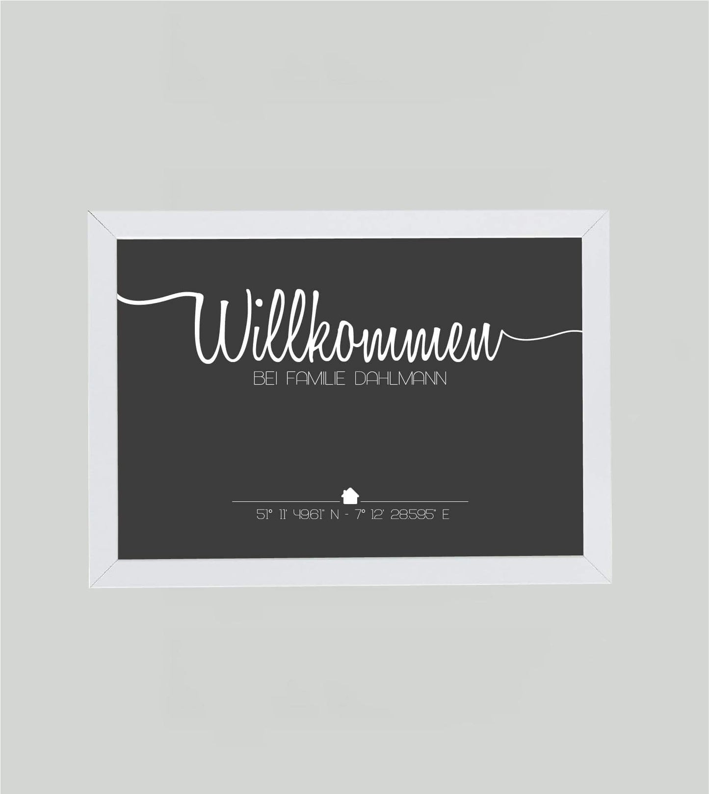 Personalisiertes Bild “WILLKOMMEN”, Bildfarbe: Anthrazit/Schwarz, Bildgröße: 13x18cm, Bilderrahmen: Ohne Bilderrahmen,Copyright: 321geschenke.de