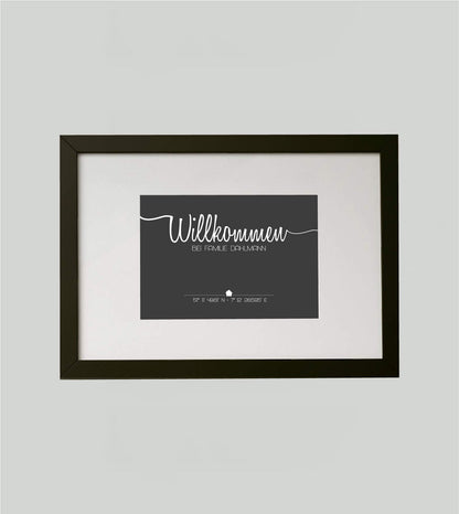 Personalisiertes Bild “WILLKOMMEN”, Bildfarbe: Anthrazit/Schwarz, Bildgröße: DIN A4, Bilderrahmen: Bilderrahmen schwarz mit Passepartout,Copyright: 321geschenke.de