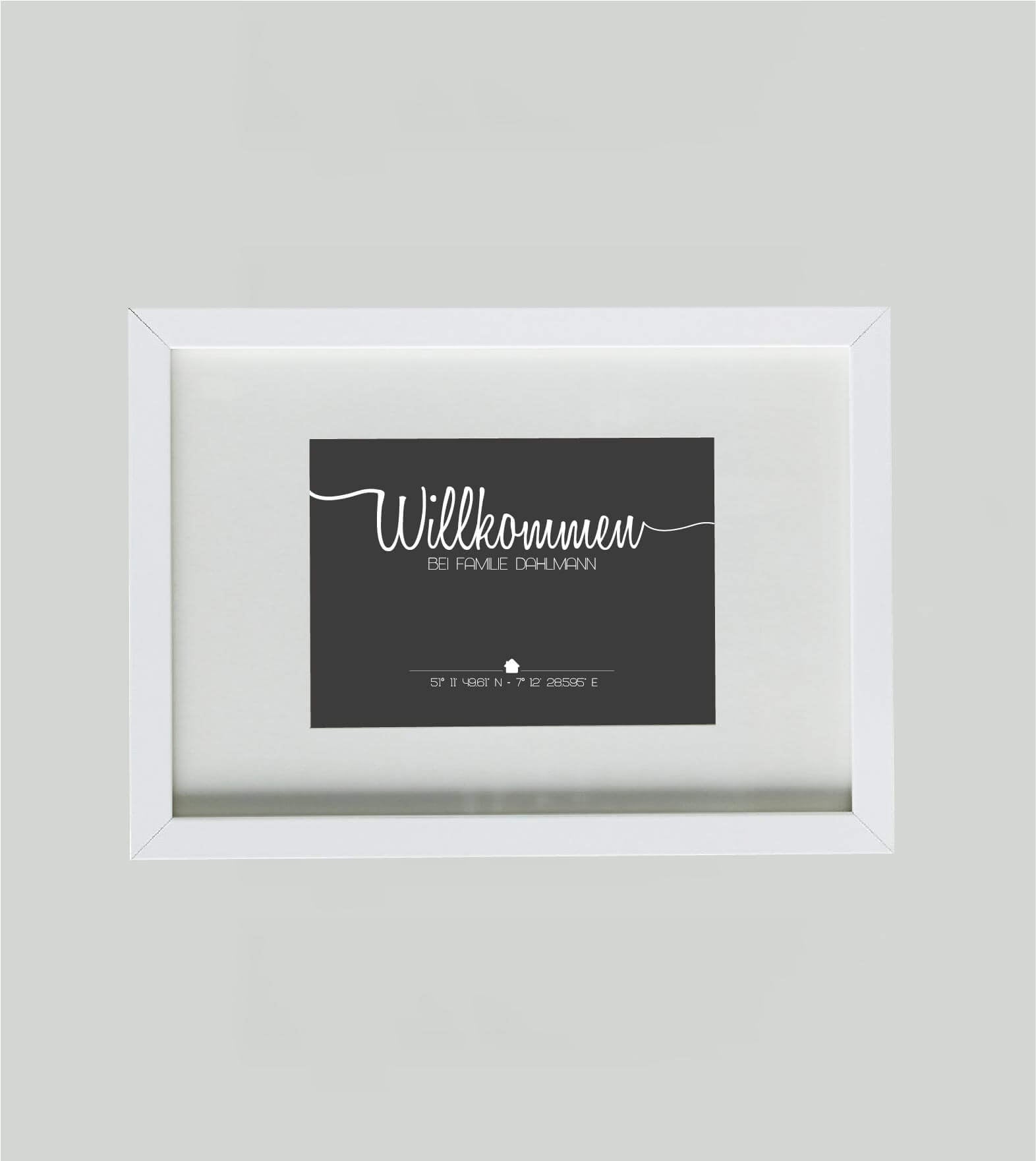 Personalisiertes Bild “WILLKOMMEN”, Bildfarbe: Anthrazit/Schwarz, Bildgröße: DIN A4, Bilderrahmen: Bilderrahmen weiß mit Passepartout,Copyright: 321geschenke.de