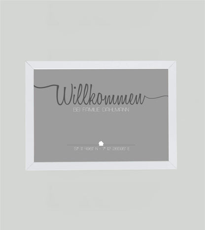 Personalisiertes Bild “WILLKOMMEN”, Bildfarbe: Grau, Bildgröße: 13x18cm, Bilderrahmen: Ohne Bilderrahmen,Copyright: 321geschenke.de