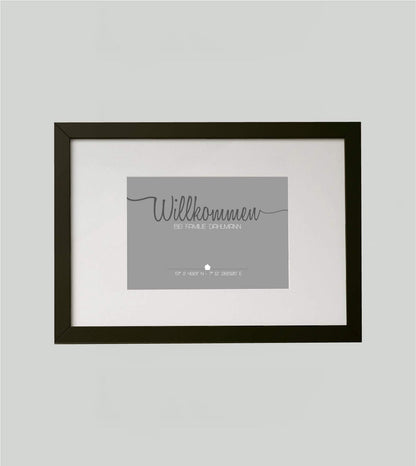 Personalisiertes Bild “WILLKOMMEN”, Bildfarbe: Grau, Bildgröße: DIN A4, Bilderrahmen: Bilderrahmen schwarz mit Passepartout,Copyright: 321geschenke.de