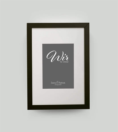 Personalisiertes Bild “WIR - für immer”, Bildfarbe: Anthrazit/Schwarz, Bildgröße: DIN A4, Bilderrahmen: Bilderrahmen schwarz mit Passepartout,Copyright: 321geschenke.de