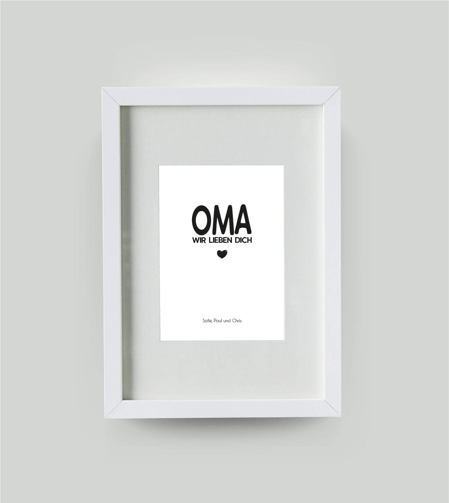 Personalisiertes Bild “OMA – Wir lieben dich”, Bildgröße: DIN A4, Bilderrahmen: Bilderrahmen weiß mit Passepartout, , Copyright: 321geschenke.de