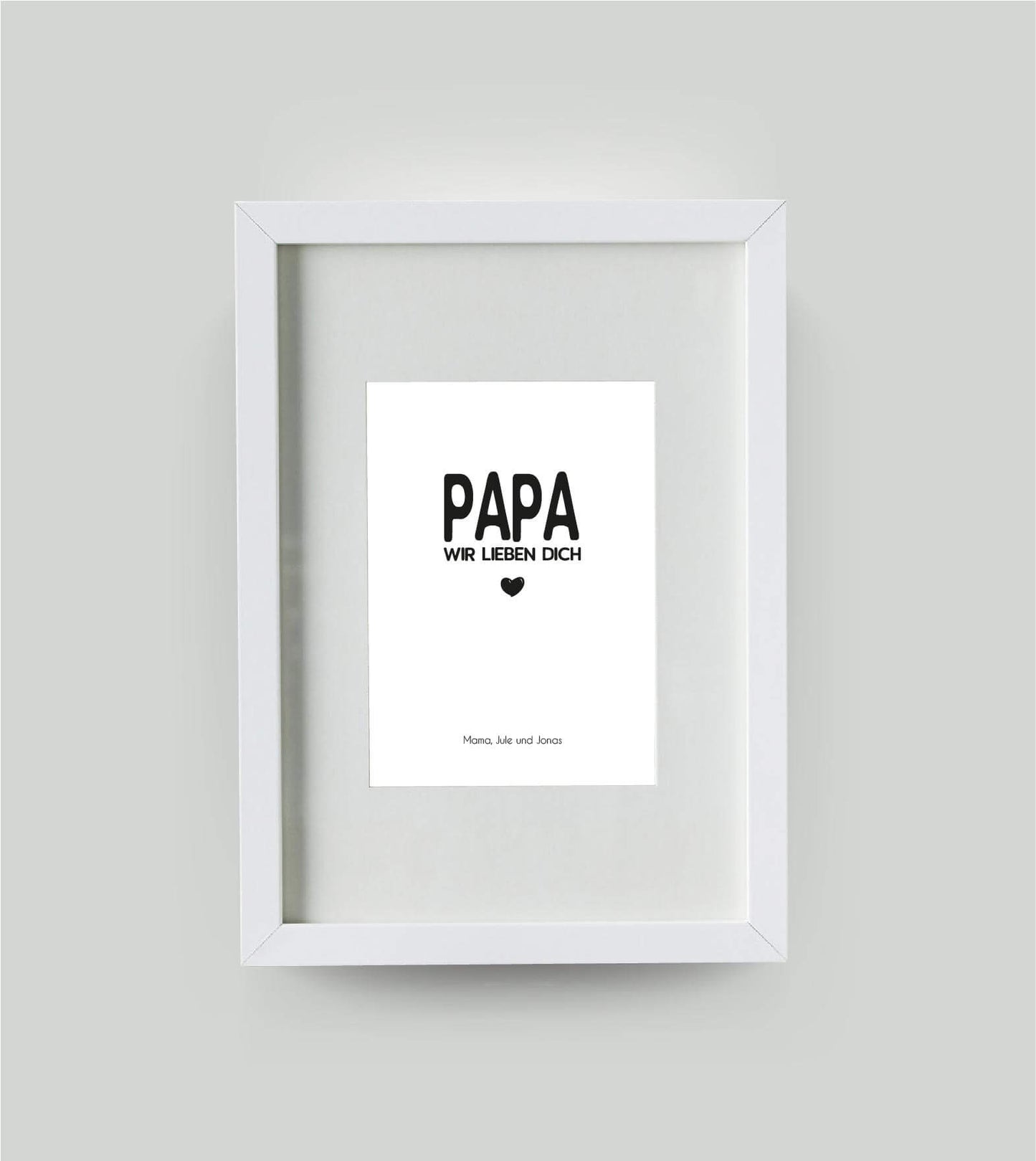 Personalisiertes Bild “PAPA – Wir lieben dich”, Bildgröße: DIN A4, Bilderrahmen: Bilderrahmen weiß mit Passepartout, ,Copyright: 321geschenke.de