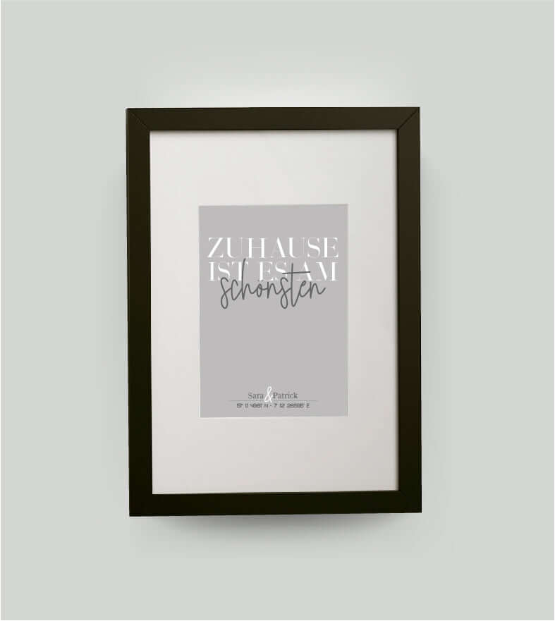 Personalisiertes Koordinatenbild “ZUHAUSE IST ES AM SCHÖNSTEN”, Bildfarbe: Grau, Bildgröße: 13x18cm, DIN A4, DIN A3, Bilderrahmen: Bilderrahmen schwarz mit Passepartout, Copyright: 321geschenke.de