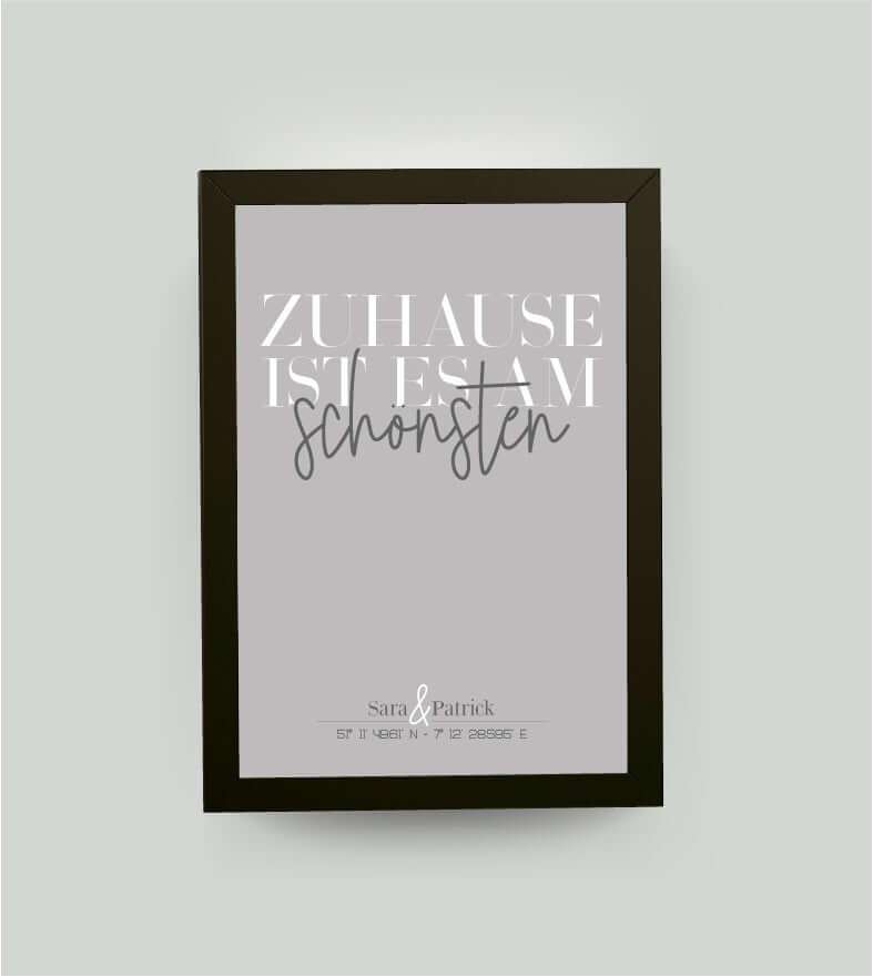 Personalisiertes Koordinatenbild “ZUHAUSE IST ES AM SCHÖNSTEN”, Bildfarbe: Grau, Bildgröße: 13x18cm, DIN A4, DIN A3, Bilderrahmen: Bilderrahmen schwarz ohne Passepartout, Copyright: 321geschenke.de